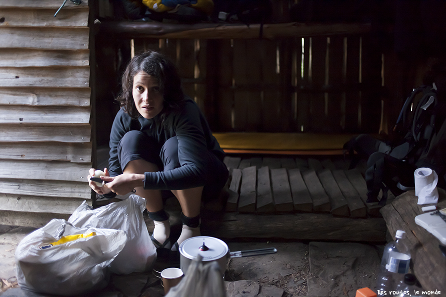 Repas dans un refuge en bois