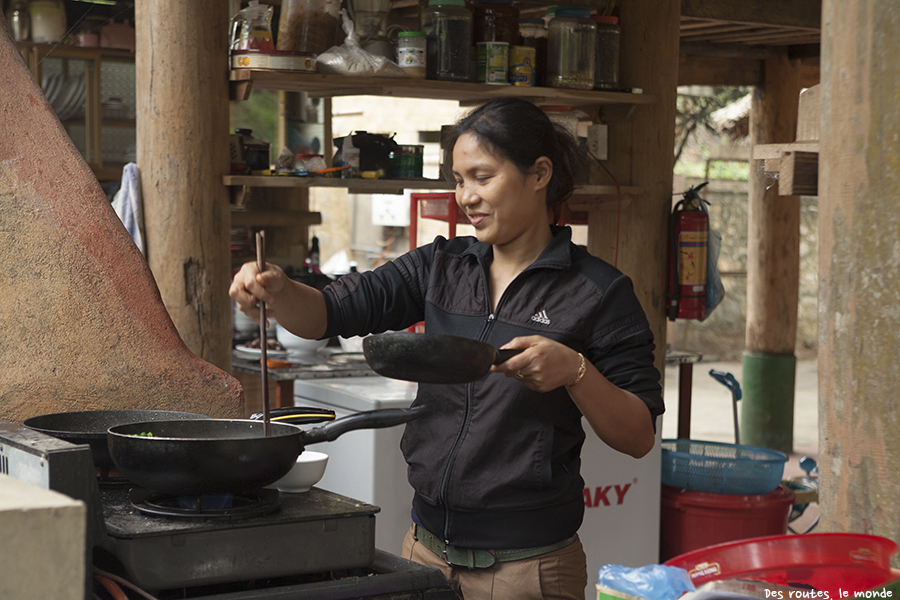 Huyen, la femme de Quang, prépare à manger