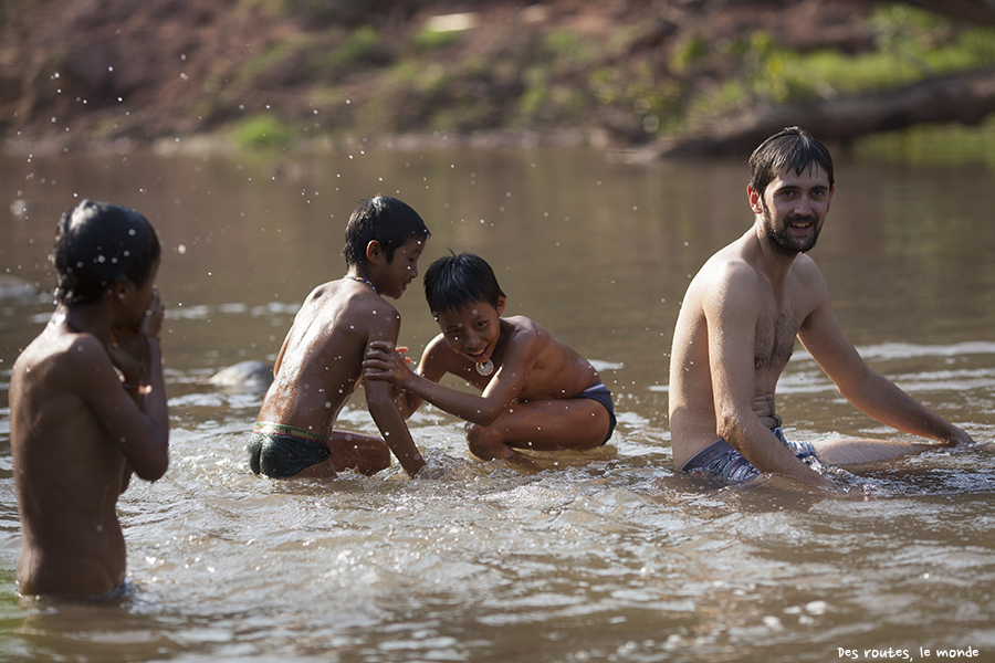 Baignade et jeux dans la rivière du village