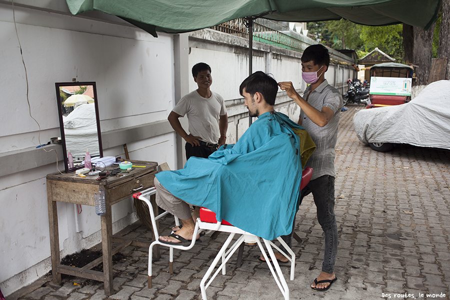 Dans la rue, chez le barbier