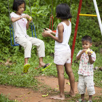 Enfants sur le terrain de jeu