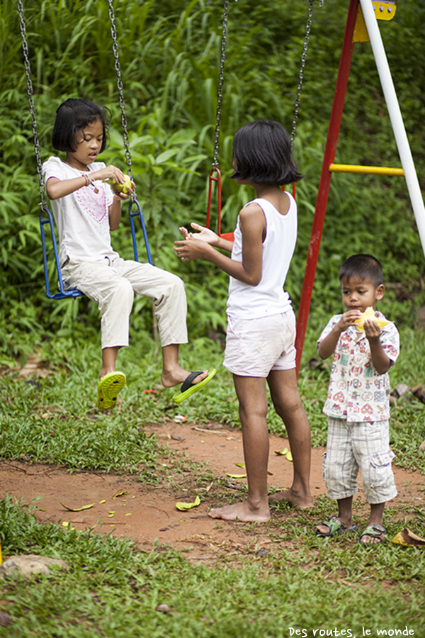 Enfants sur le terrain de jeu