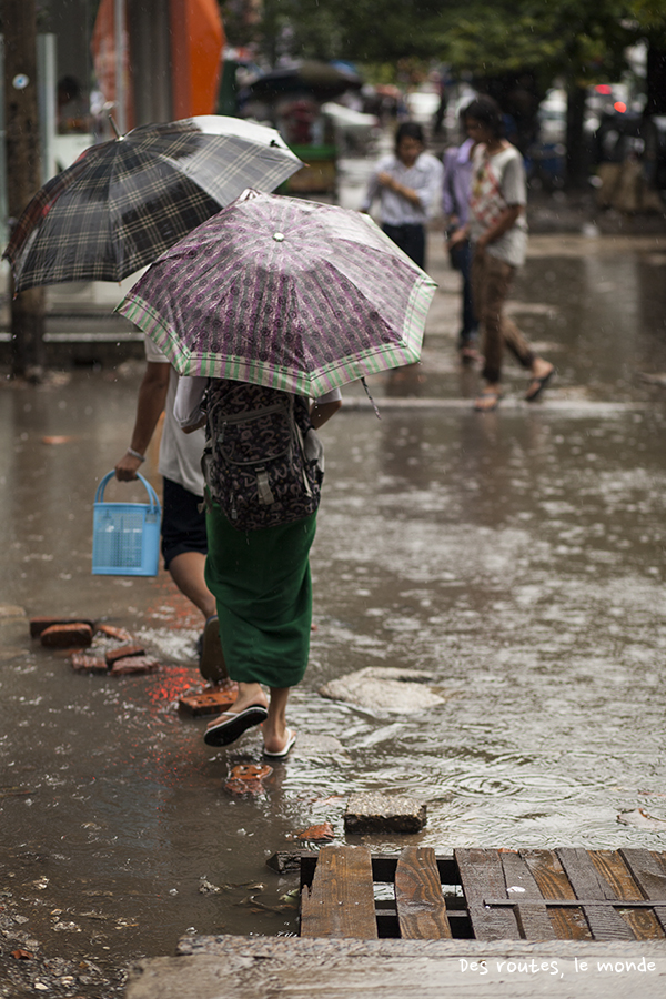 Une rue de Yangon sous la pluie
