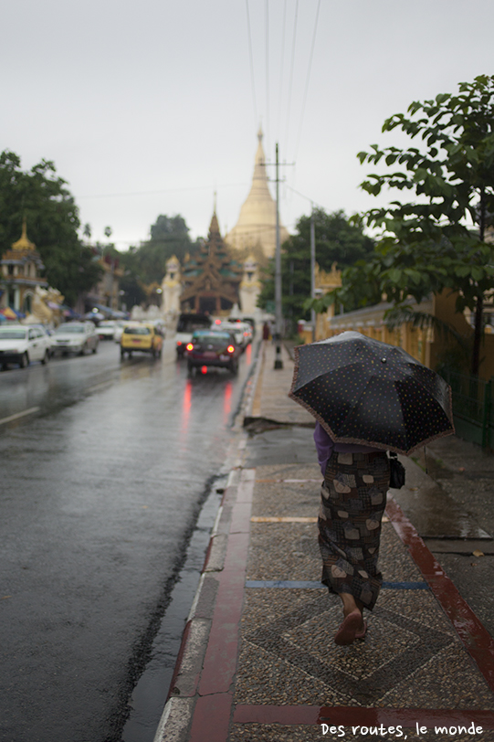 Vers la pagode, sous la pluie