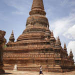 Stupa anonyme derrière un temple