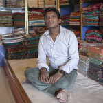 Un vendeur de saris