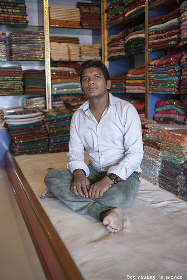 Un vendeur de saris