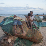 Gamins sur filets de pêche