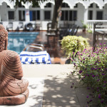 Un bouddha, une piscine