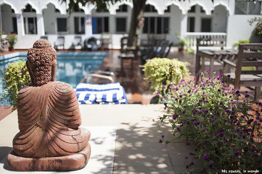 Un bouddha, une piscine