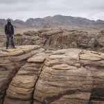 Kélig sur un bloc de granit