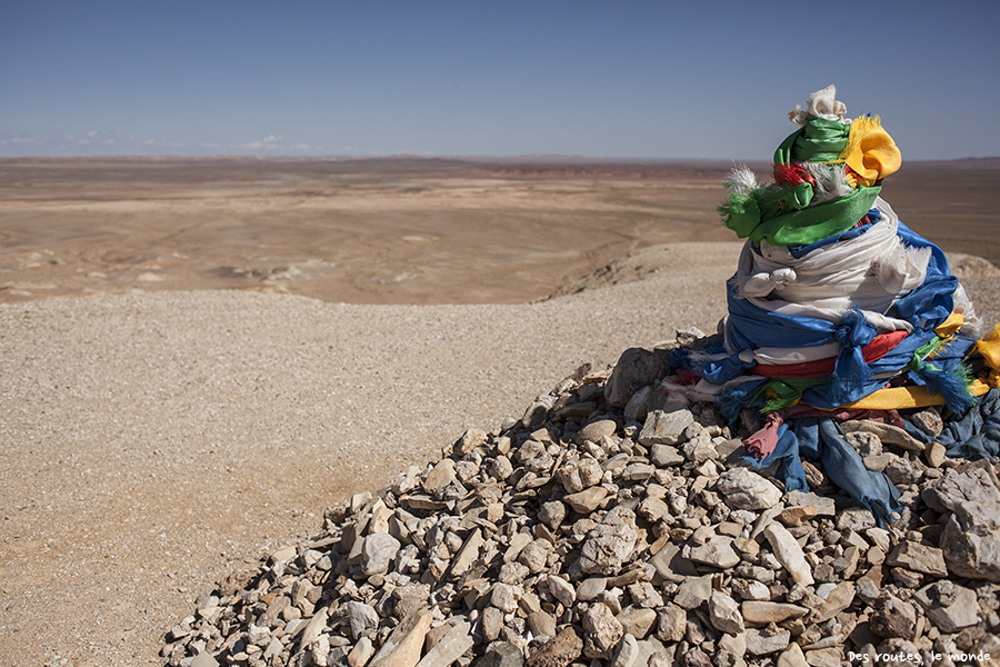 Un ovoo dans le désert