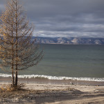 La plage, le Baikal et les montagnes