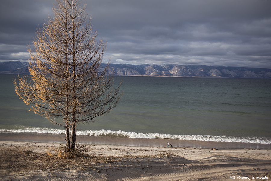 La plage, le Baikal et les montagnes